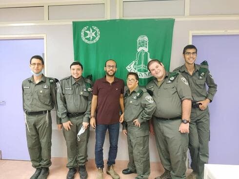 מוטי דעדוש ז"ל עם חניכי ארגון שלוה