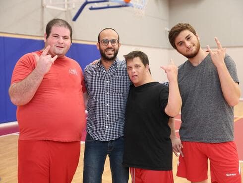 מוטי דעדוש ז"ל עם חניכי ארגון שלוה