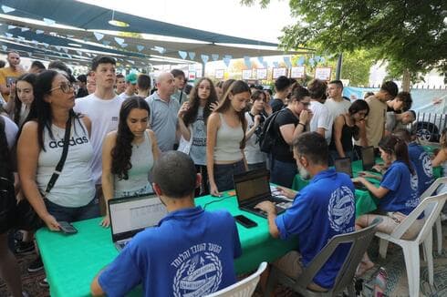 יריד תעסוקה לנוער בראשון לציון (צילום: עיריית ראשון לציון) יריד תעסוקה לנוער בראשון לציון