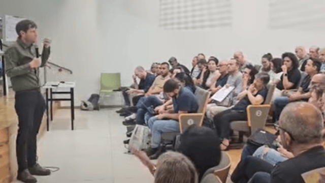 מפגש סוער בין תושבים מאם המושבות לרמי גרינברג (צילום: באדיבות תושב העיר; מתוך סרטון שהופץ ברשת החברתית, שימוש לפי סעיף 27א לחוק זכויות יוצרים) מפגש סוער בין תושבים מאם המושבות לרמי גרינברג