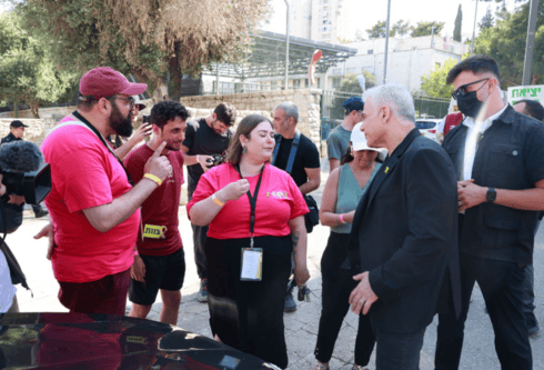 יאיר לפיד במצעד הגאווה בירושלים 2025