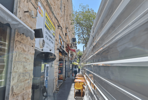 מעבר צר נותר. החומות החדשות במרכז העיר ירושלים (צילום: אבישג זוהר) מעבר צר נותר. החומות החדשות במרכז העיר ירושלים