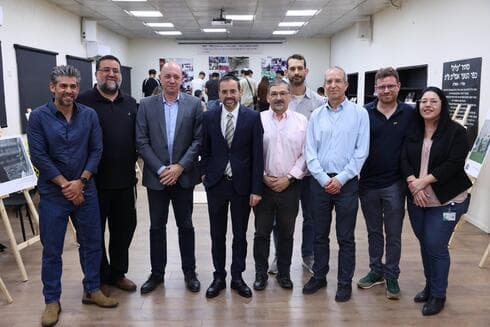 שר הבריאות בוסו והבכירים שהגיעו לביקור בתערוכה בפתח תקוה (צילום: ארז צוברי) שר הבריאות בוסו והבכירים שהגיעו לביקור בתערוכה בפתח תקוה
