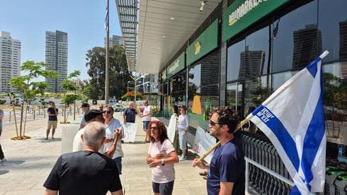 לקוחות ותושבים חילונים הביעו תמיכה בפעילות הסניף (צילום: מיכל ראובן) הקרב על השבת: הפגנה מול סניף טיב טעם בקרית מוצקין