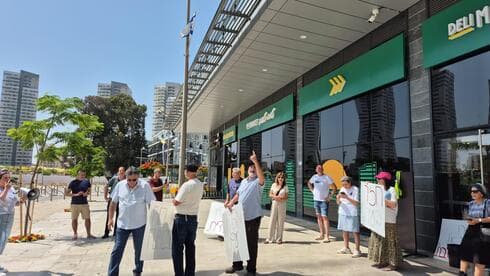הפגנה מול סניף טיב טעם בקרית מוצקין (צילום: מיכל ראובן) הקרב על השבת: הפגנה מול סניף טיב טעם בקרית מוצקין