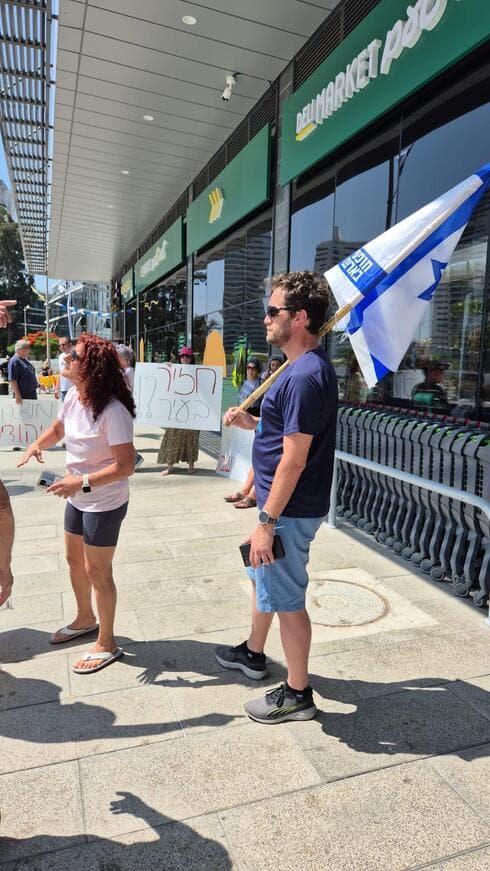 התייצב מול המוחים. גרי זאיאץ בכניסה לסניף טיב טעם במוצקין (צילום: מיכל ראובן) הקרב על השבת: הפגנה מול סניף טיב טעם בקרית מוצקין