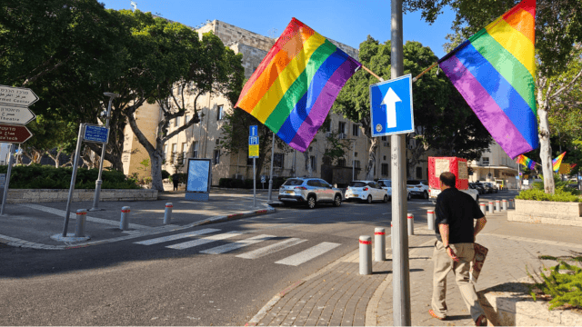 השחתת דגלי גאווה בחיפה 
