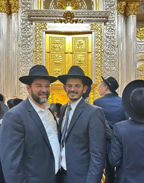 הרה”ג משה בוקריץ שליט”א עם אחיו הרה”ג רחמים בוקריץ שליט”א בחנוכת ההיכל (צילום: אוהד אוזן) הרה”ג משה בוקריץ שליט”א עם אחיו הרה”ג רחמים בוקריץ שליט”א