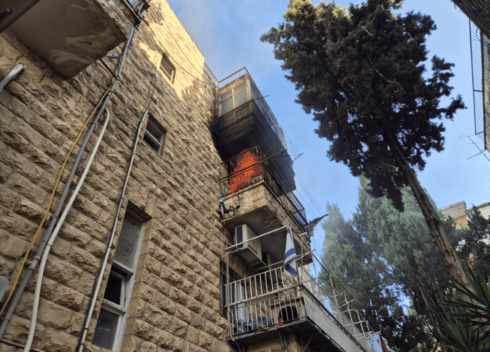 השריפה בדירה בירושלים (צילום: נתנאל דמארי - תיעוד מבצעי כב"ה מחוז ירושלים) השריפה בדירה בירושלים