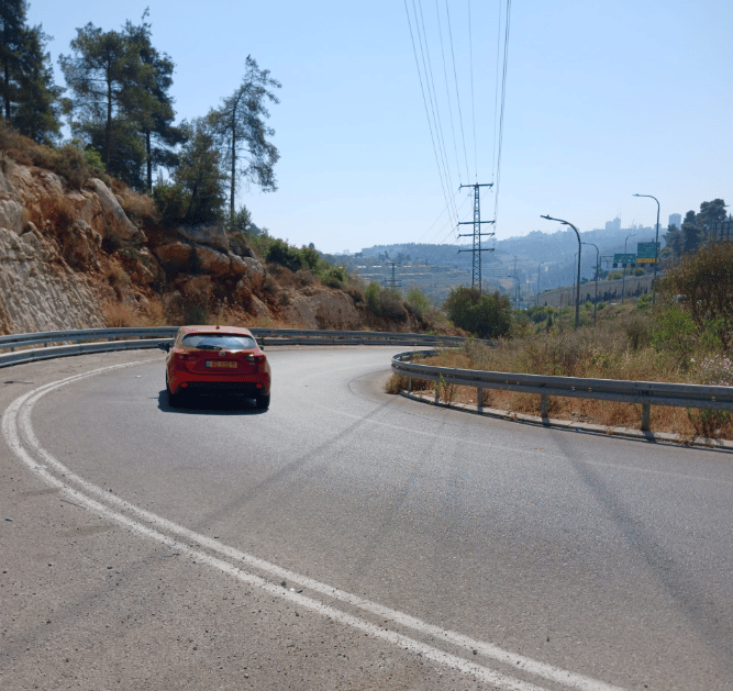 נוסעים חופשי. כביש הגישה של מבשרת ציון (צילום: דב גרינבלט, החברה להגנת הטבע.) נוסעים חופשי. כביש הגישה של מבשרת ציון