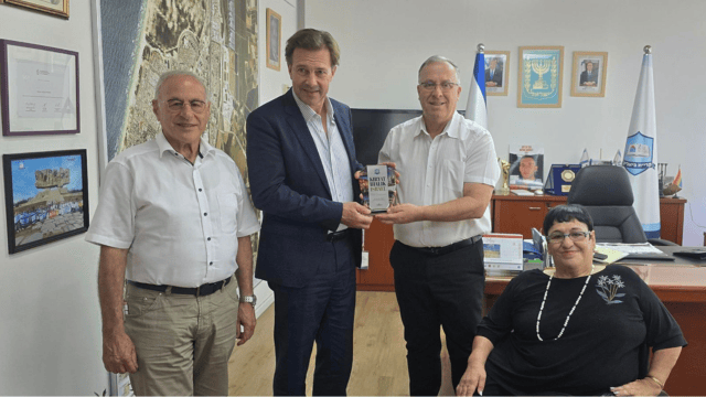 מימין: סבירסקי, דוקורסקי, שגריר גרמניה וורטהיים. ביקור היסטורי בקרית (צילום: באדיבות העירייה) שגריר גרמניה בישראל ביקר בקרית ביאליק לרגל 60 שנות ידידות