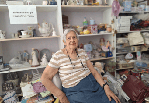 אביבה ישראל בחנות "פשוש" בירושלים (צילום: אבישג זוהר) אביבה ישראל בחנות "פשוש" בירושלים
