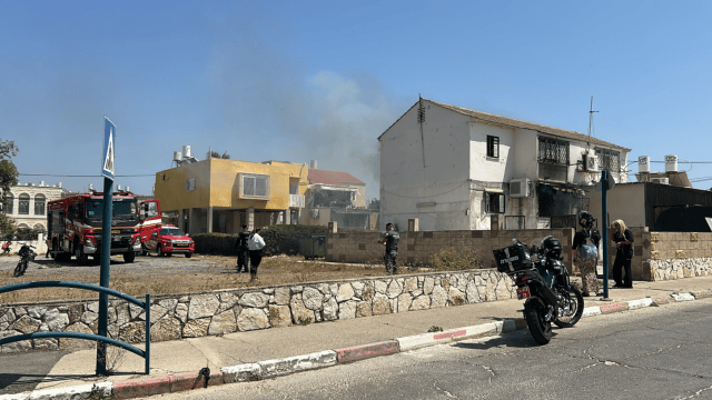 קשיש חולץ מדירה שעלתה באש בקרית ים קשיש חולץ מדירה שעלתה באש בקרית ים