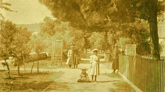 בנותיהם של פרידיריך ואנה לנגה ביאטה וטביתה ליד בית העם שהיה גם ביתם - 1884 לערך (צילום: מתוך תערוכת מוזיאוני חיפה) בנותיהם של פרידיריך ואנה לנגה ביאטה וטביתה ליד בית העם שהיה גם ביתם - 1884 לערך