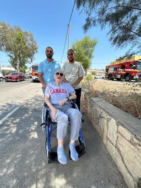 הדייר חולץ ללא פגע מדירתו הבוערת. גבריאל ואברקי (צילום: דוד אברקי) קשיש חולץ מדירה שעלתה באש בקרית ים