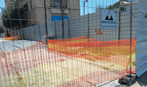 גדר עם רשת זוהרת שהתווספה לבקשת הנציגים גדר עם רשת זוהרת שהתווספה לבקשת הנציגים