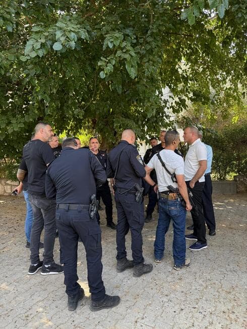 מזירת האירוע ברחובות. הבן התבצר על הגג