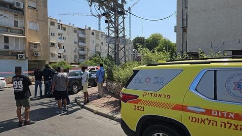 מזירת האירוע ברחובות. הבן התבצר על הגג
