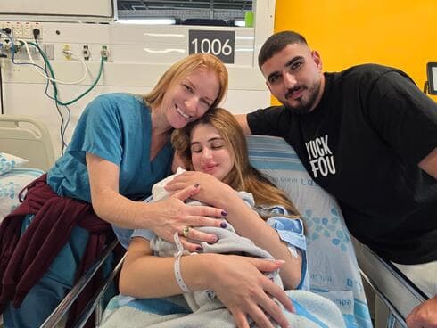 יובל וירין חזות עם בנם הבכור והמיילדת חן תורג'מן 
