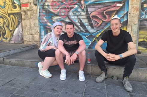 מימין: עזרא ויץ. שמואל ודבורה שמה. שוק מחנה יהודה