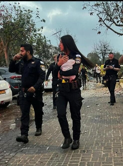 שוטרת אביב סרגה, בעת חילוץ תינוק מבין ההריסות