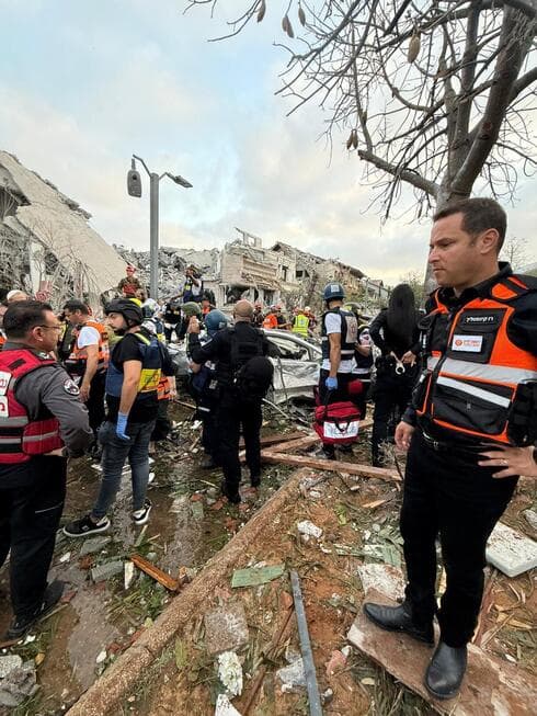 קינסטליך בזירת נפילת הטיל האיראני בראשון לציון 14.6.2025