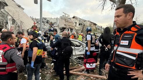 קינסטליך בזירת נפילת הטיל האיראני. קינסטליך בזירת הפגיעה. "אל תזלזלו" (צילום: דוברות העירייה) קינסטליך בזירת נפילת הטיל האיראני בראשון לציון 14.6.2025