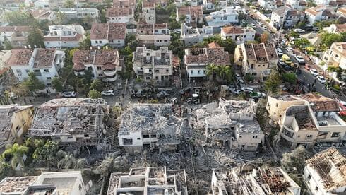 מזירת נפילת הטיל האיראני בראשון לציון 14.6.2025 (צילום: יחידת הרחפנים של החברה לביטחון וסדר ציבורי ראשל"צ) מזירת נפילת הטיל האיראני בראשון לציון 14.6.2025