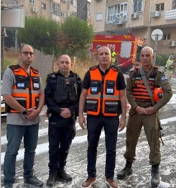 ראש העירייה מתן דיל וכוחות החילוץ בזירת נפילת הטיל ברחובות