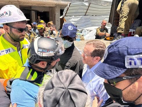 נשיא המדינה יצחק (בוז'י) הרצוג בזירת נפילת הטיל בבת ים