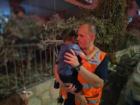 ראש העירייה ברוט בזירת נפילת הטיל בבת ים