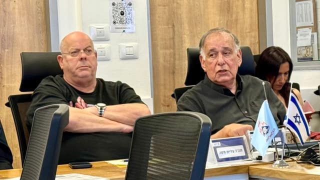 חדר מלחמה חיפה יונה יהב ומנכ"ל העירייה גדי מרגלית 15.6.25 (צילום: ראובן כהן עיריית חיפה) חדר מלחמה חיפה יונה יהב ומנכ"ל העירייה גדי מרגלית 15.6.25