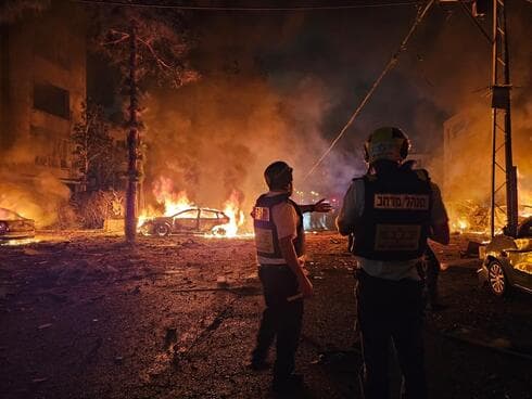 30 טילים שוגרו מאיראן. שריפה במחוז חוף (צילום: תיעוד מבצעי מד"א) שתי זירות של פגיעה במבנים במחוז חוף
