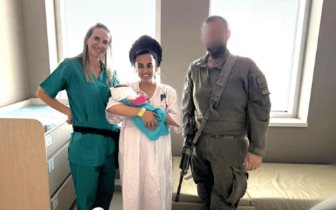 אורה ובעלה נ' עם נעמי ג׳ונס המיילדת אורה ובעלה נ' עם נעמי ג׳ונס המיילדת