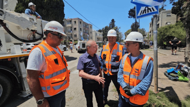 יו"ר חברת חשמל בזירת הנפילה בנווה שאנן 