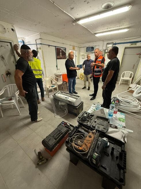 התקנת מזגנים במקלטים בכפר סבא (צילום: עיריית כפר סבא) התקנת מזגנים במקלטים בכפר סבא