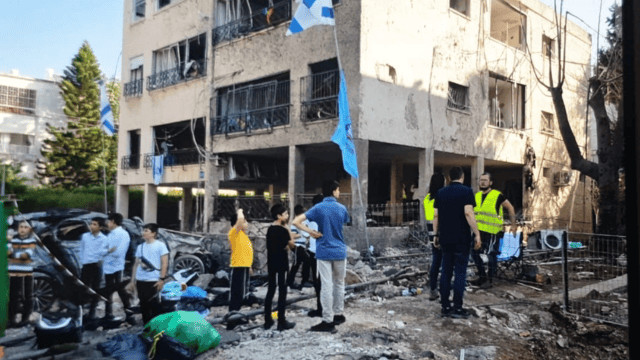 זירת נפילת הטיל בחיפה בנווה שאנן (צילום: אביטל בר שי) זירת נפילת הטיל בחיפה בנווה שאנן