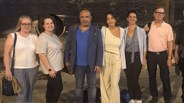 צוות רמב"ם שחזר לישראל, על רקע אוניית החילוץ של "צים" 