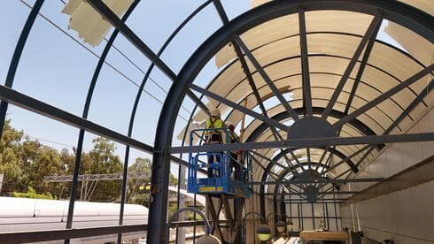 תחנת הרכבת ברחובות אחרי פגיעת הטיל האיראני (צילום: דוברות רכבת ישראל) תחנת הרכבת ברחובות אחרי פגיעת הטיל האיראני