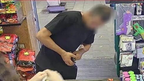 חשוד מבת ים בעת שימוש באשראי גנוב (צילום: דוברות המשטרה) החשוד מבת ים בעת השימוש באשראי הגנוב