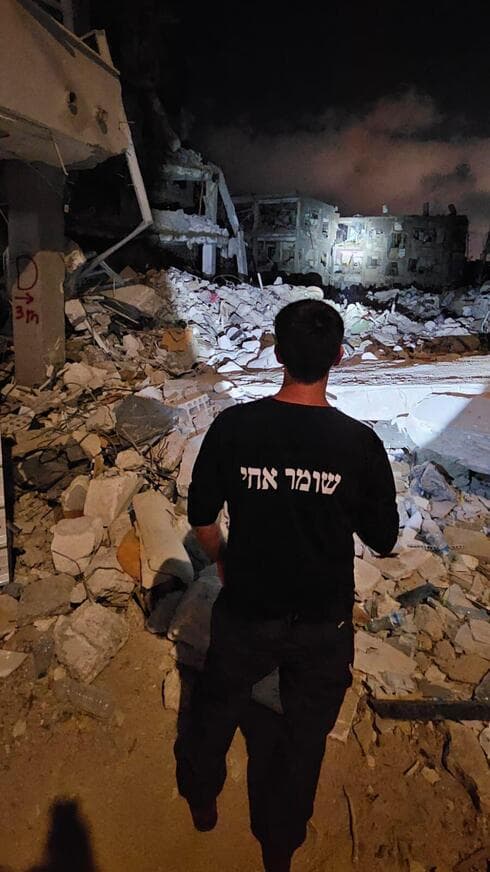 המתנדבים שהגיעו לשמור על זירת ההרס בבת ים מביזה