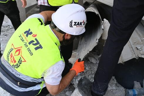 החיפושים בזירת פגיעת הטיל בבת ים