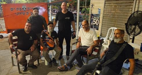 המתנדבים שהגיעו לשמור על זירת ההרס בבת ים מביזה