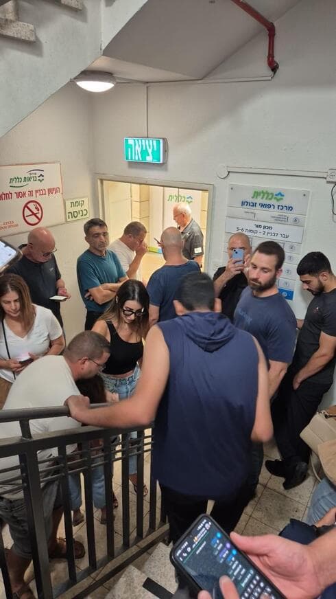 תופסים מחסה בחדר המדרגות במרכז זבולון