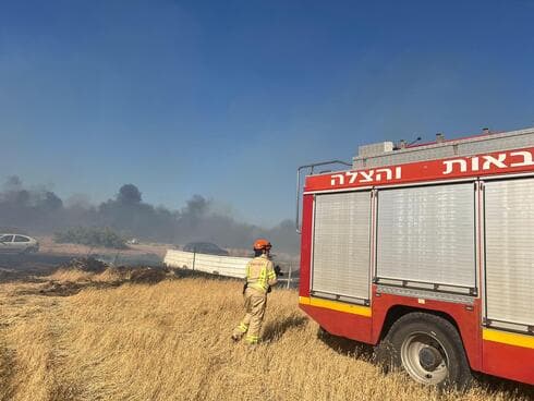 שריפה פרצה סמוך ליבנאל מיירוטים (צילום: כבאות והצלה לישראל) שריפה פרצה סמוך ליבנאל מיירוטים