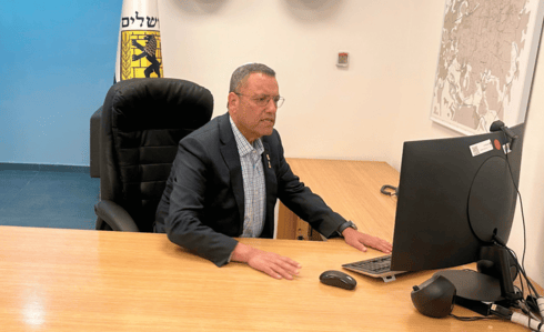 משה ליאון בלשכתו החלופית במרחב המוגן משה ליאון בלשכתו החלופית במרחב המוגן