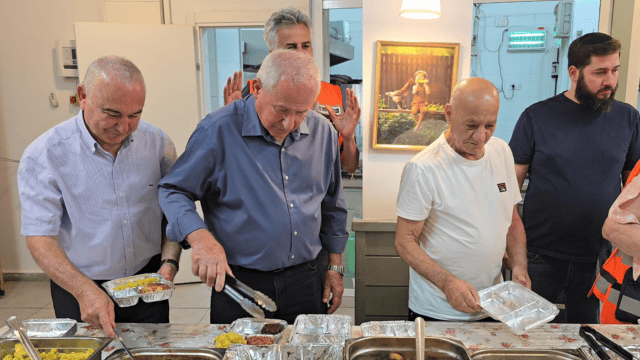 השר אבי דיכטר וח"כ אלי דלל ושמעון סבג בעמותת יד עזר לחבר במלחמת איראן