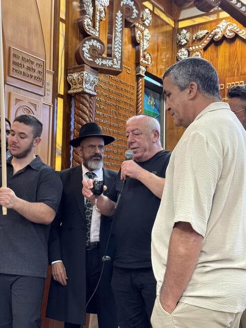 "זכות גדולה": ראש עיריית קריית ים היה עד לחופה שנערכה בצל המלחמה (צילום: באדיבות המשפחה) חתונה בצל הטילים: אלמוג וליעד התחתנו בקרית ים