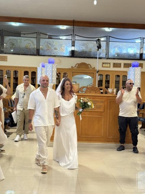 "הרגשנו שהשמחה שלנו מחזקת את צה"ל". אלמוג וליעד בבית הכנסת בקרית ים (צילום: באדיבות המשפחה) חתונה בצל הטילים: אלמוג וליעד התחתנו בקרית ים