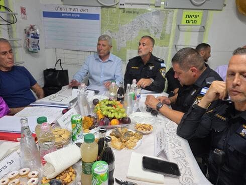 פגישת עבודה בין מפקד מחוז חוף, ניצב יחיאל בוהדנה, לראש העיר, יעקב פרץ (צילום: דוברות המשטרה) פגישת עבודה בין מפקד מחוז חוף, ניצב יחיאל בוהדנה, לראש העיר, יעקב פרץ
